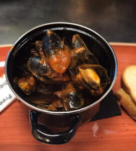 SLOT 24 - MUSSELS - (TOMATO SAUCE) (STARTER)