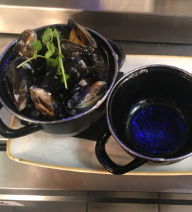 SLOT 24 - MUSSELS - (TOMATO SAUCE) (STARTER)