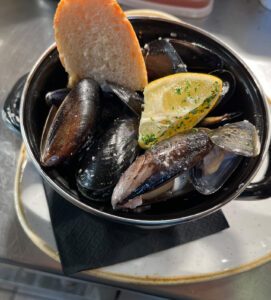 SLOT 24 - MUSSELS - (TOMATO SAUCE) (STARTER)