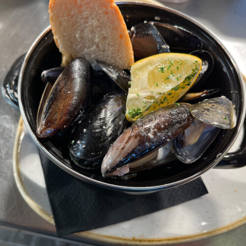 SLOT 24 - MUSSELS - (TOMATO SAUCE) (STARTER)