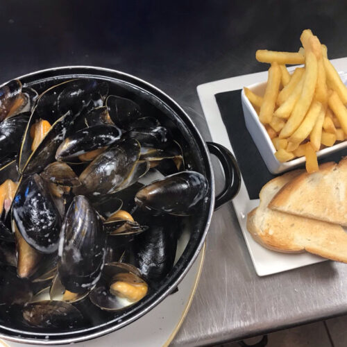 SLOT 335 - MUSSELS (WHITE WINE SAUCE) - (MAIN)