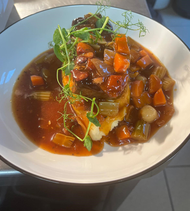 SLOT 549 - FESTIVE DAYTIME - BRAISED FEATHER BLADE OF BEEF BOURGUIGNON